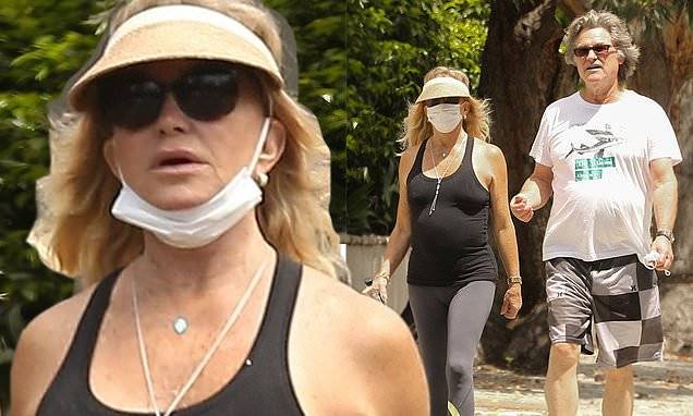 Goldie Hawn - Kurt Russell - Goldie Hawn and Kurt Russell brave the heat as they keep fit on a walk during quarantine break - dailymail.co.uk - Los Angeles - state California - city Los Angeles