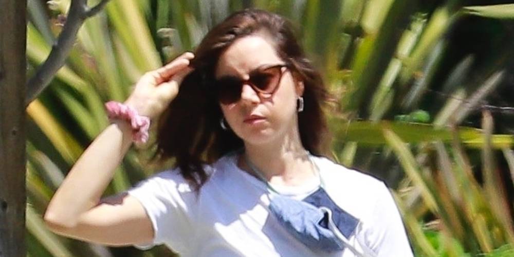 Aubrey Plaza Heads Out to Walk Her Dogs in Sunny LA After Raising Money With 'Parks & Recreation' Reunion Special - justjared.com - Reunion