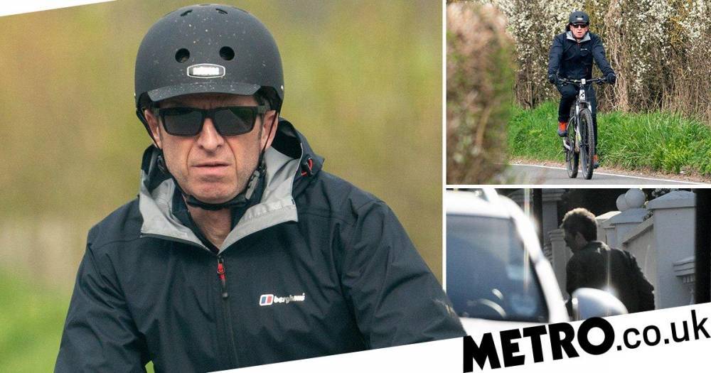 Noel Gallagher - Noel Gallagher ‘breaks lockdown rules’ as he’s spotted around both of his UK homes - metro.co.uk - Britain - city London - county Hampshire