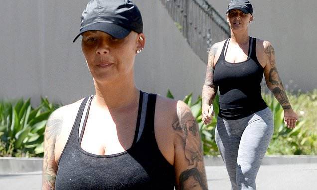 Amber Rose - Wiz Khalifa - Amber Rose gets fresh air as she steps out for walk in LA amid ongoing coronavirus lockdown - dailymail.co.uk - state California - county Sherman