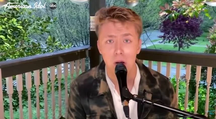 ‘American Idol’ Contestant Louis Knight Performs Coldplay’s ‘In My Place’ From His Balcony - etcanada.com
