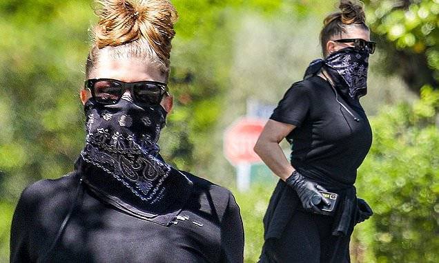 Fergie matches face mask and gloves with black athleisure chic look as she takes run in Santa Monica - dailymail.co.uk - city Santa Monica