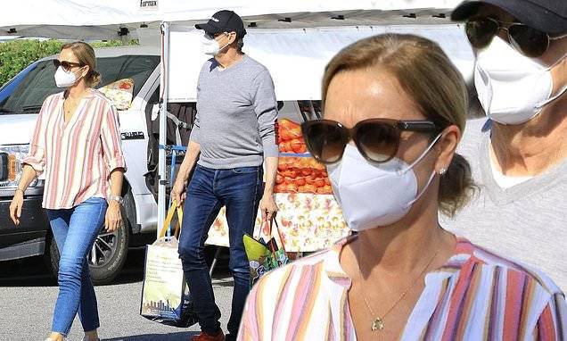 Pam Beesly - The Office's Jenna Fischer and husband Lee Kirk wear face masks as they shop for fresh produce - dailymail.co.uk - county Pacific