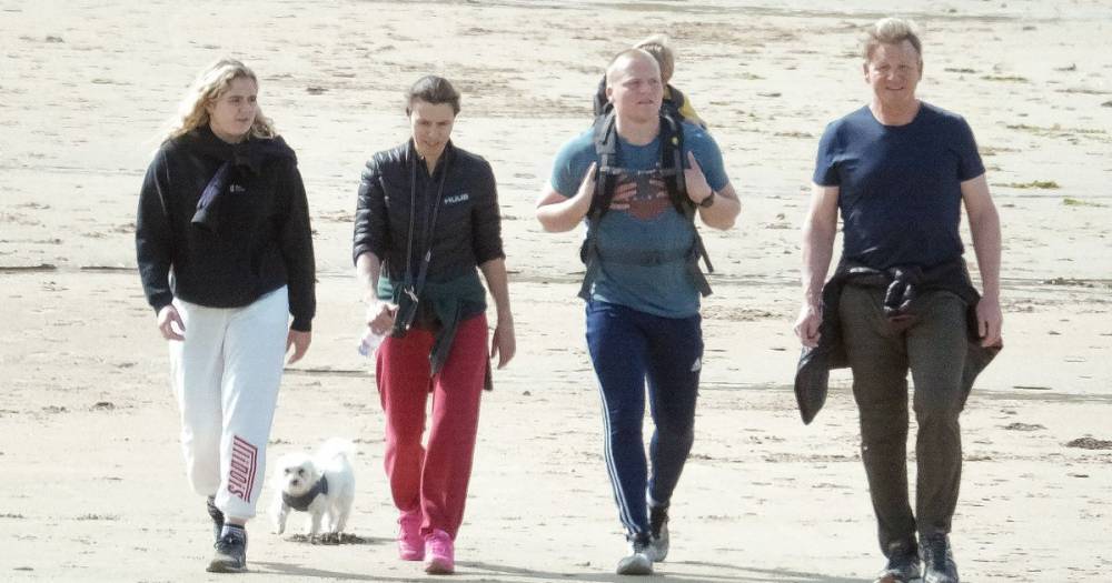 Gordon Ramsay - Gordon Ramsay and family rile up locals with beach walk after 'lockdown warning' - mirror.co.uk