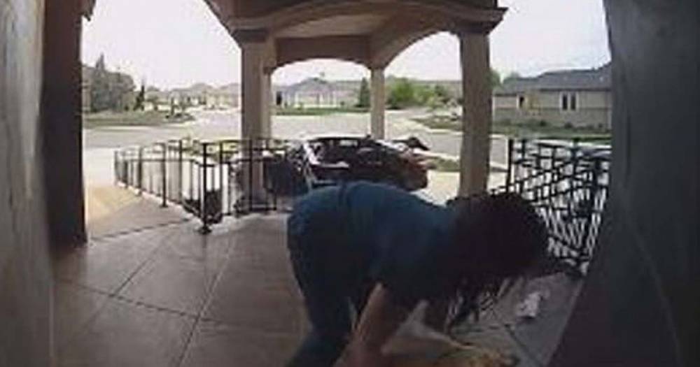 Women 'posing as nurses steal packages' from outside homes in horrifying footage - mirror.co.uk - state Washington