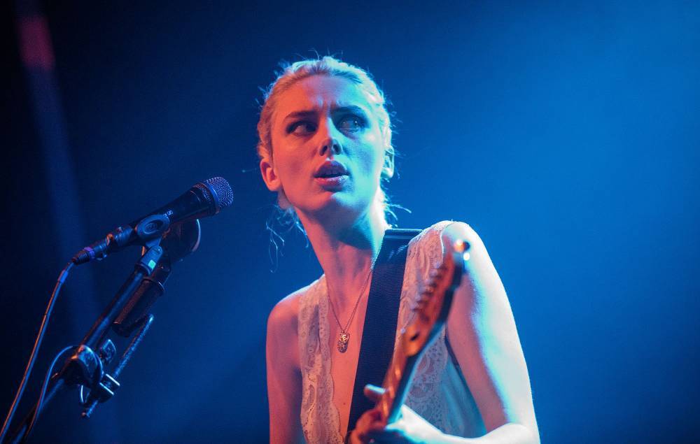 Wolf Alice - Watch Wolf Alice’s Ellie Rowsell play lockdown gig to raise money for Save Our Venues - nme.com - Britain