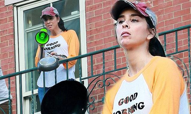 Sarah Silverman - Sarah Silverman performs daily salute to frontline workers... ahead of her LSD doc Have a Good Trip - dailymail.co.uk