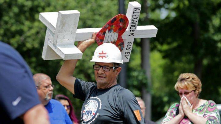 Illinois man who delivered tens of thousands of crosses to victims of tragedy dies - fox29.com - state Illinois - state Virginia - city Chicago - county Aurora