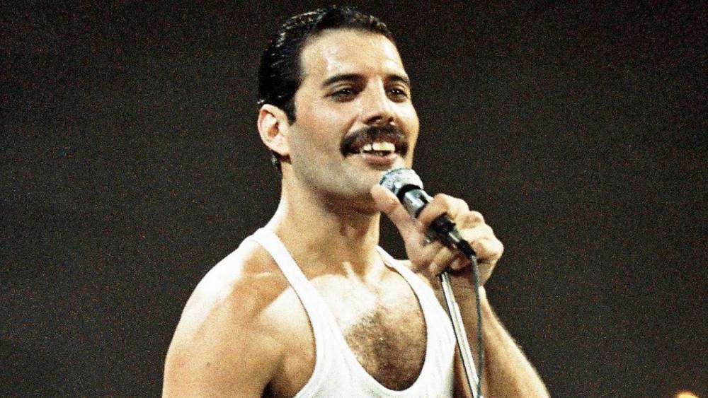 Freddie Mercury - This Freddie Mercury Impersonator Dancing to 'I Want to Break Free' From His Balcony Will Make Your Day - etonline.com - Spain