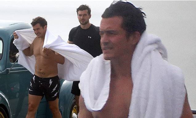 Orlando Bloom shows off his toned torso as he takes refreshing dip in the ocean in LA - dailymail.co.uk - Los Angeles - state California