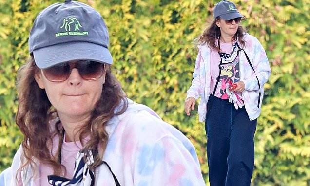 Drew Barrymore - Drew Barrymore rocks a casual Minnie Mouse and tie-dye combo to fill up gas in East Hampton - dailymail.co.uk - state New York - county Hampton