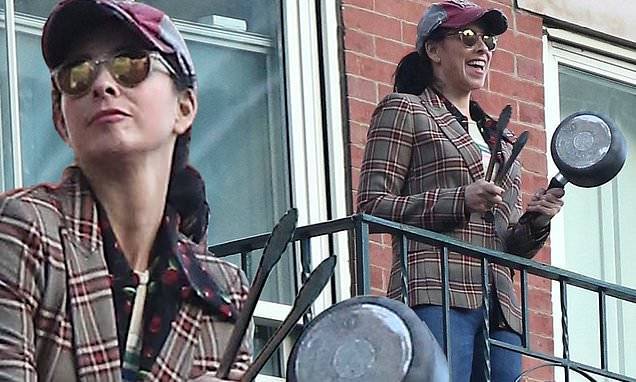 Sarah Silverman cuts a dash in plaid jacket and jeans at nightly salute to NYC's healthcare workers - dailymail.co.uk - New York - city New York
