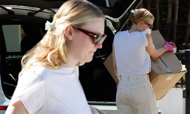 Dakota Fanning rolls up her sleeves as she carries box with pink gloved hands - dailymail.co.uk - Los Angeles - city Los Angeles