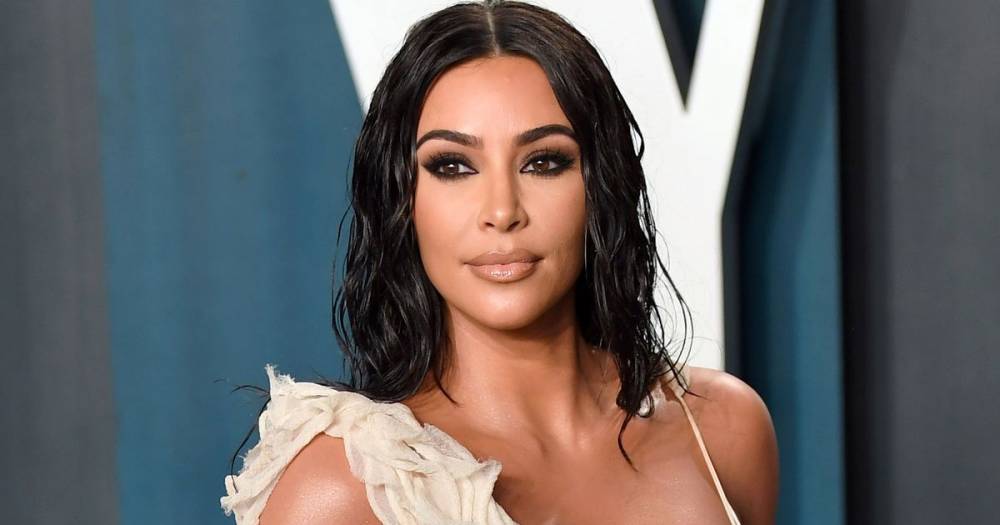 Kim Kardashian - Kim Kardashian mercilessly slammed by cruel trolls for epic photoshop fail that gives her a third hand - ok.co.uk