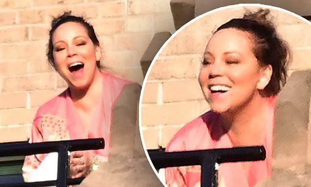 Mariah Carey - Mariah Carey is a beaming beauty as she ventures onto her balcony to thank workers on the frontlines - dailymail.co.uk - New York - city New York