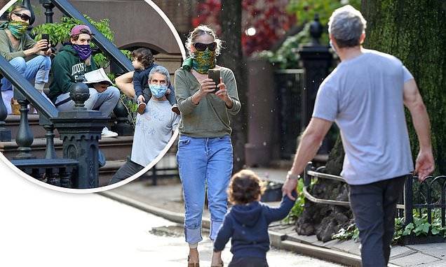 Andy Cohen - Sarah Jessica-Parker - Sarah Jessica Parker films Andy Cohen walking with his toddler son Benjamin at her NYC townhouse - dailymail.co.uk - New York - state Ohio - state Missouri