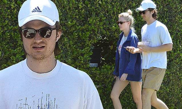 Joe Keery - Joe Keery and Maika Monroe get some fresh air and take their dog for a walk in West Hollywood - dailymail.co.uk