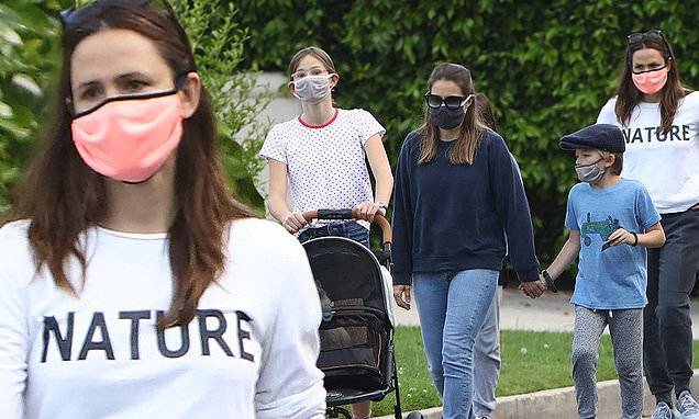 Jennifer Garner steps out with her three kids while wearing face masks for a sunlit stroll in LA - dailymail.co.uk - Los Angeles - city Los Angeles