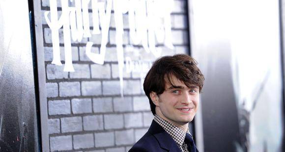 Stephen Fry - David Beckham - Daniel Radcliffe - Daniel Radcliffe treats Harry Potter fans as he reads out chapter one from the book for online streaming - pinkvilla.com