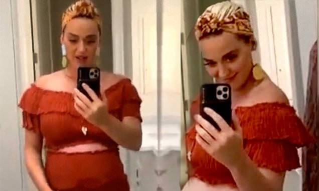 Katy Perry - Orlando Bloom - Katy Perry pulls down her skirt to show off bare baby bump while talking self-isolation with Orlando - dailymail.co.uk - Britain