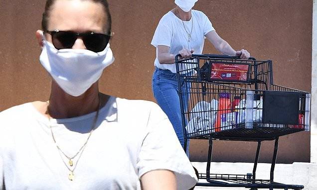 Eric Garcetti - Robin Wright - Robin Wright follows safety orders by wearing a mask to collect supplies from the supermarket - dailymail.co.uk - Los Angeles - city Los Angeles