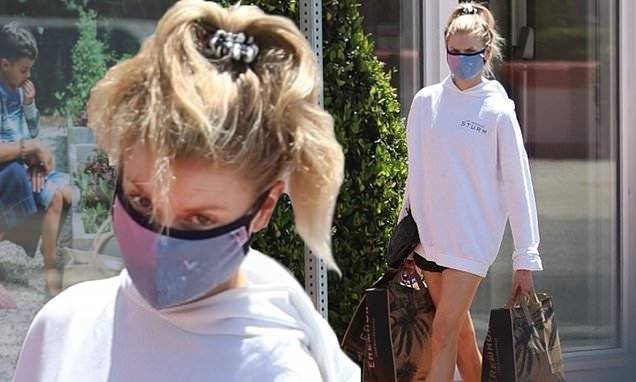 Charlotte McKinney shows off her legs in a long sweatshirt while grabbing essentials - dailymail.co.uk - county Pacific - Los Angeles - state Florida - city Los Angeles - Charlotte - city Charlotte - city Mckinney