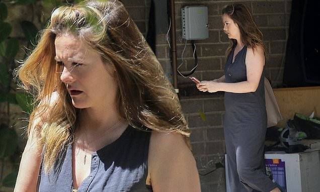 Alicia Silverstone - Graham Norton - Christopher Jarecki - Alicia Silverstone models a stylish dark dress as she steps out without mask in LA - dailymail.co.uk - Los Angeles - city Los Angeles