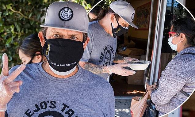 Danny Trejo - Danny Trejo distributes hot meals to those in need during the coronavirus pandemic - dailymail.co.uk - Los Angeles - state California - city Koreatown
