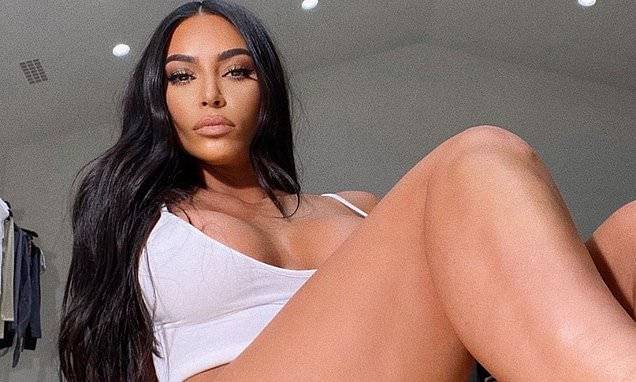 Kim Kardashian - Kanye West - Kim Kardashian has legs for days as she wishes fans a 'Good Afternoon' with busty new Instagram snap - dailymail.co.uk - city Chicago
