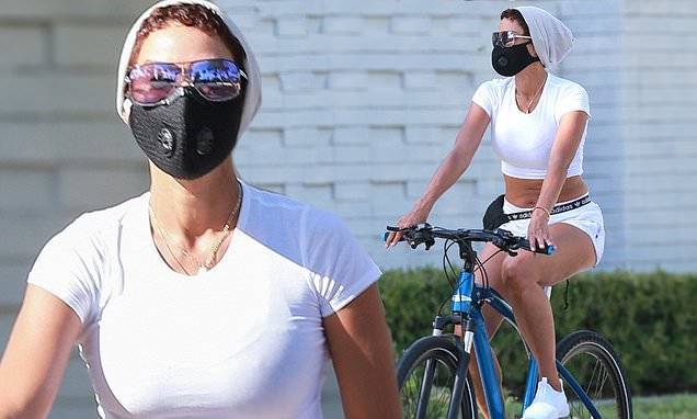 Eddie Murphy - Nicole Murphy - Nicole Murphy, 52, flashes taut midriff and washboard abs during a bike ride in Santa Monica - dailymail.co.uk - state California - city Santa Monica
