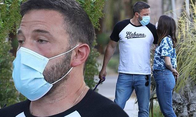 Ana De-Armas - Ben Affleck shows off toned arms in clinging tee on dog walk with new flame Ana De Armas - dailymail.co.uk - Los Angeles