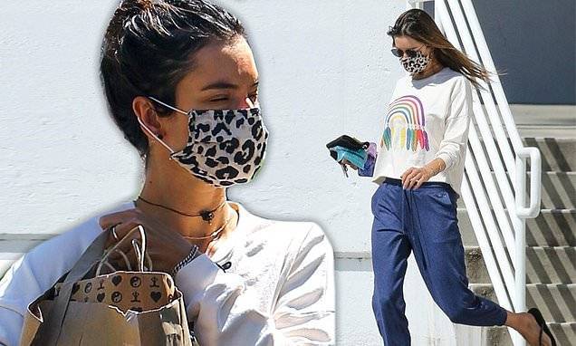 Alessandra Ambrosio - Alessandra Ambrosio wraps her ankle in tape as she goes grocery shopping wearing a leopard mask - dailymail.co.uk - Los Angeles - city Los Angeles - city Santa Monica