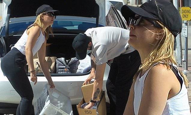Mena Suvari and husband Michael Hope load up some boxes at the UPS Store in West Hollywood - dailymail.co.uk - Usa