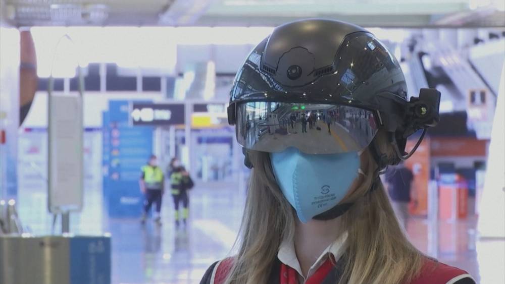 Airport staff use 'smart helmets' to scan temperatures - rte.ie - Italy - city Rome