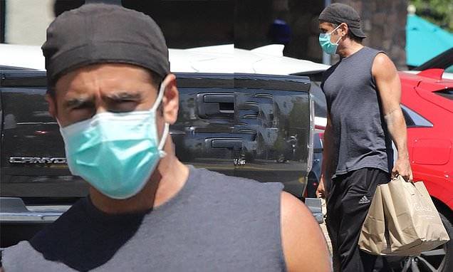 Colin Farrell - Colin Farrell wears surgical mask and uses his bulging, tattoo-free biceps to haul groceries in LA - dailymail.co.uk - Los Angeles - city Los Angeles