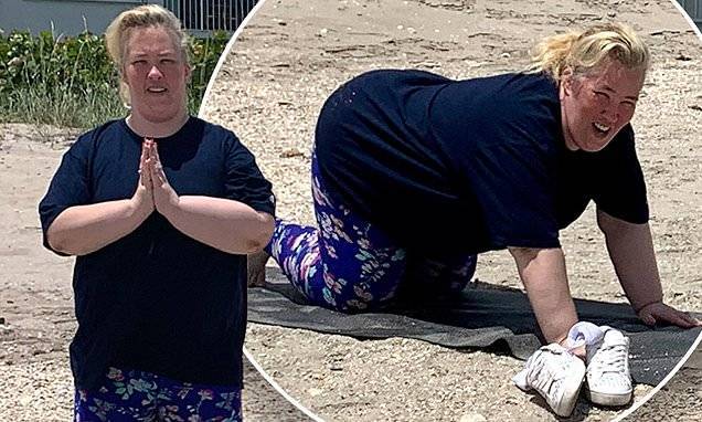 June Shannon - Mama June does yoga on a Florida beach to keep those 300lbs off - dailymail.co.uk - state Florida