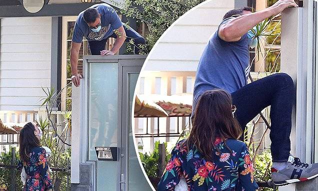 Ana De-Armas - Robert Pattinson - Ben Affleck, 47, tries to impress his new girlfriend Ana de Armas, 32, by leaping over the fence - dailymail.co.uk - Los Angeles - city Los Angeles