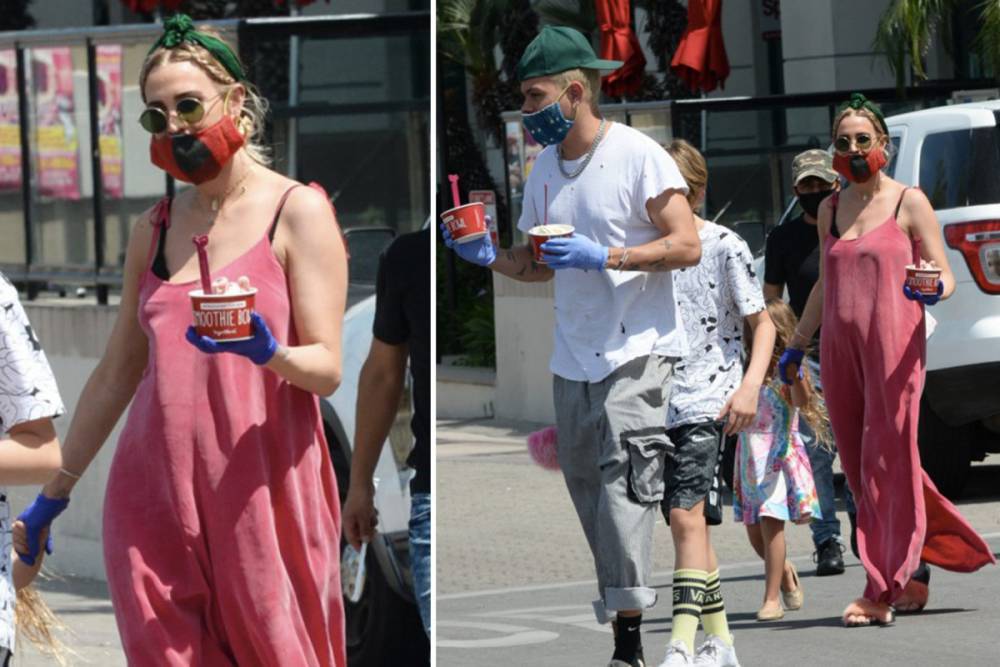 Diana Ross - Evan Ross - Jessica Simpson - Ashlee Simpson - Pregnant Ashlee Simpson shows off baby bump for the first time as she steps out with family for ice cream - thesun.co.uk - Los Angeles - state California
