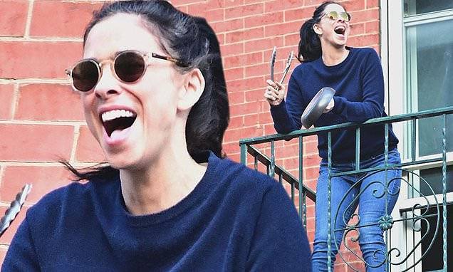 Annie Segal - Sarah Silverman sports jaunty ponytail and sunglasses for nightly salute to healthcare workers in NY - dailymail.co.uk - New York