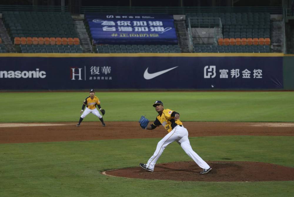 Chen Shih - Taiwan baseball fans allowed inside stadium but sit apart - clickorlando.com - Taiwan - city Taipei
