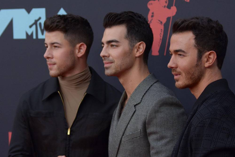 Jonas Brothers offer up barbecue skills for the All-In Challenge - hollywood.com