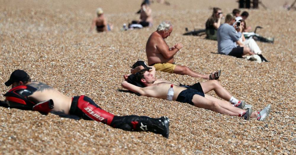 Brits flout social distancing rules by heading to parks and beaches in 25C heatwave - mirror.co.uk - city London - county Park