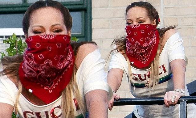 Mariah Carey - Mariah Carey dons a bandana as a mask while cheering on essential workers from her NYC penthouse - dailymail.co.uk - New York - city New York
