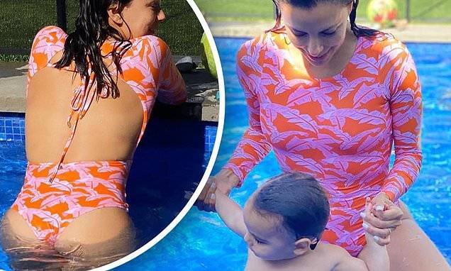 Eva Longoria - Eva Longoria flashes her backside as she splashes around in the pool with her son - dailymail.co.uk - city Santiago