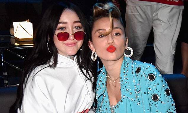 Miley Cyrus - Noah Cyrus - Miley Cyrus' sister Noah, 20, demands the 'hatred' she has received since age 12 over her looks stop - dailymail.co.uk