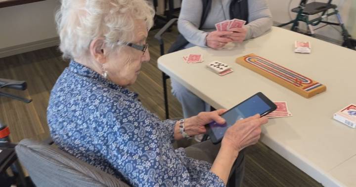 Calgary Cares: Tablet donation connects seniors for virtual visits during COVID-19 pandemic - globalnews.ca