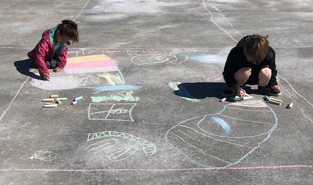Coronavirus: Kids’ chalk drawings cheer up Okanagan communities - globalnews.ca