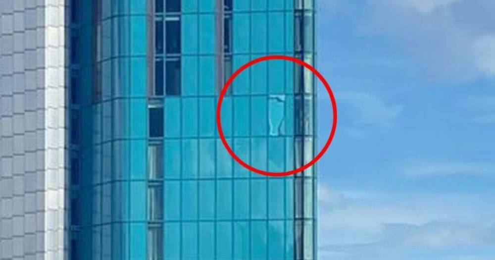 Huge pane of glass falls 200ft from Birmingham's Radisson Blu hotel - dailystar.co.uk - city Birmingham