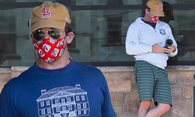 Amy Schumer - Jon Hamm - Edward Norton - Jon Hamm goes casual as he makes two grocery runs in the same day in LA during break from quarantine - dailymail.co.uk - Los Angeles