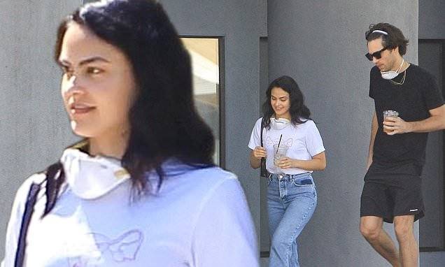 Camila Mendes - Charles Melton - Camila Mendes rocks mom jeans as she steps out with mystery man in LA during break from quarantine - dailymail.co.uk - Los Angeles - city Los Angeles